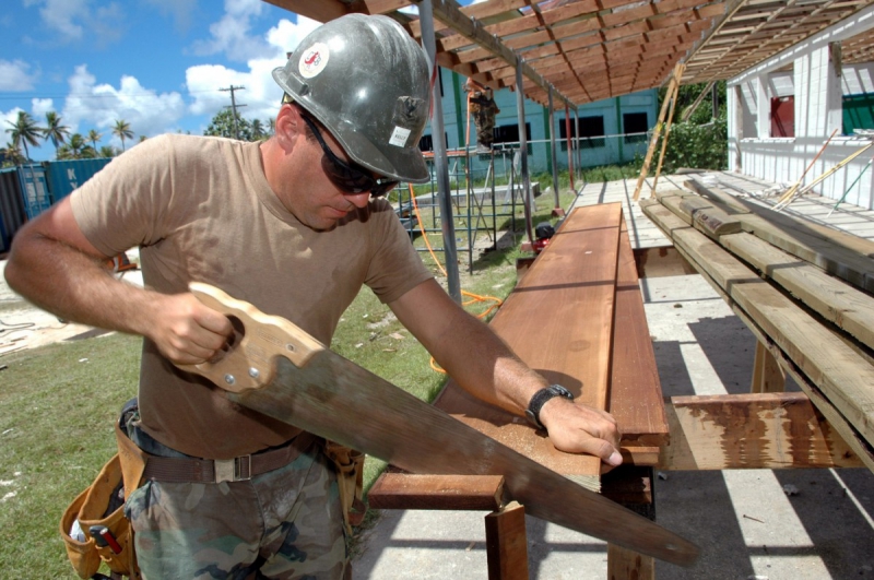 ebeniste-ROQUESTERON-min_worker_construction_building_carpenter_male_job_build_helmet-893290